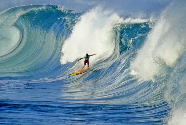 3 growing clark surfing waimea shorebreak tom servais 1000 640 xxx q85